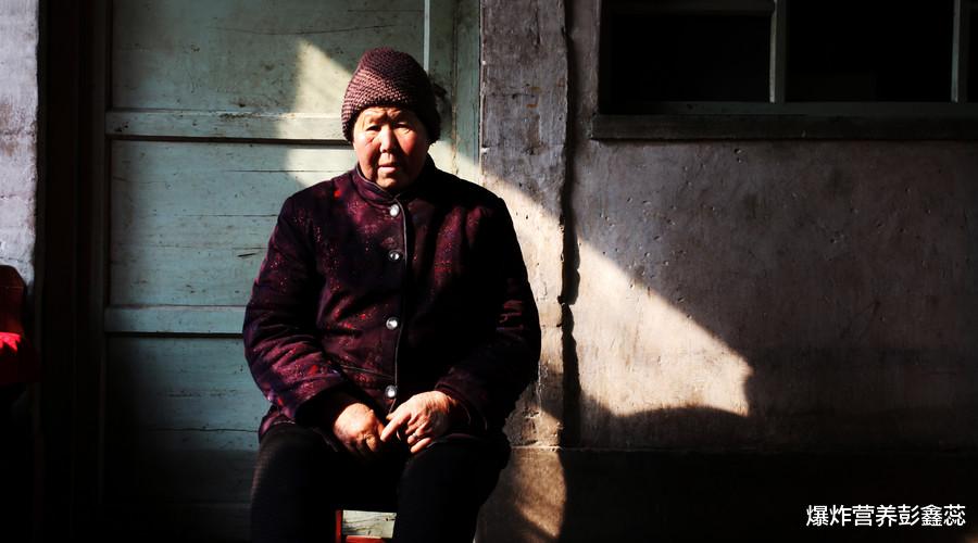 艾灸|三伏天晒背补阳气,是另类的养生方式?别盲目:晒背可能变成晒伤