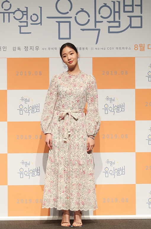 美女金高银气质太惊艳，白色拼色风衣当连衣裙穿，简洁清爽有韵味