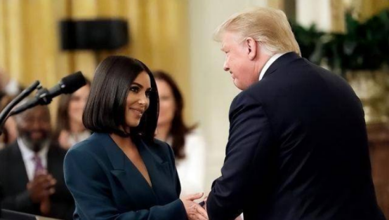 金·卡戴珊|3年前，卡戴珊与伊万卡出镜，可美貌气质都被压制，如今却大变样