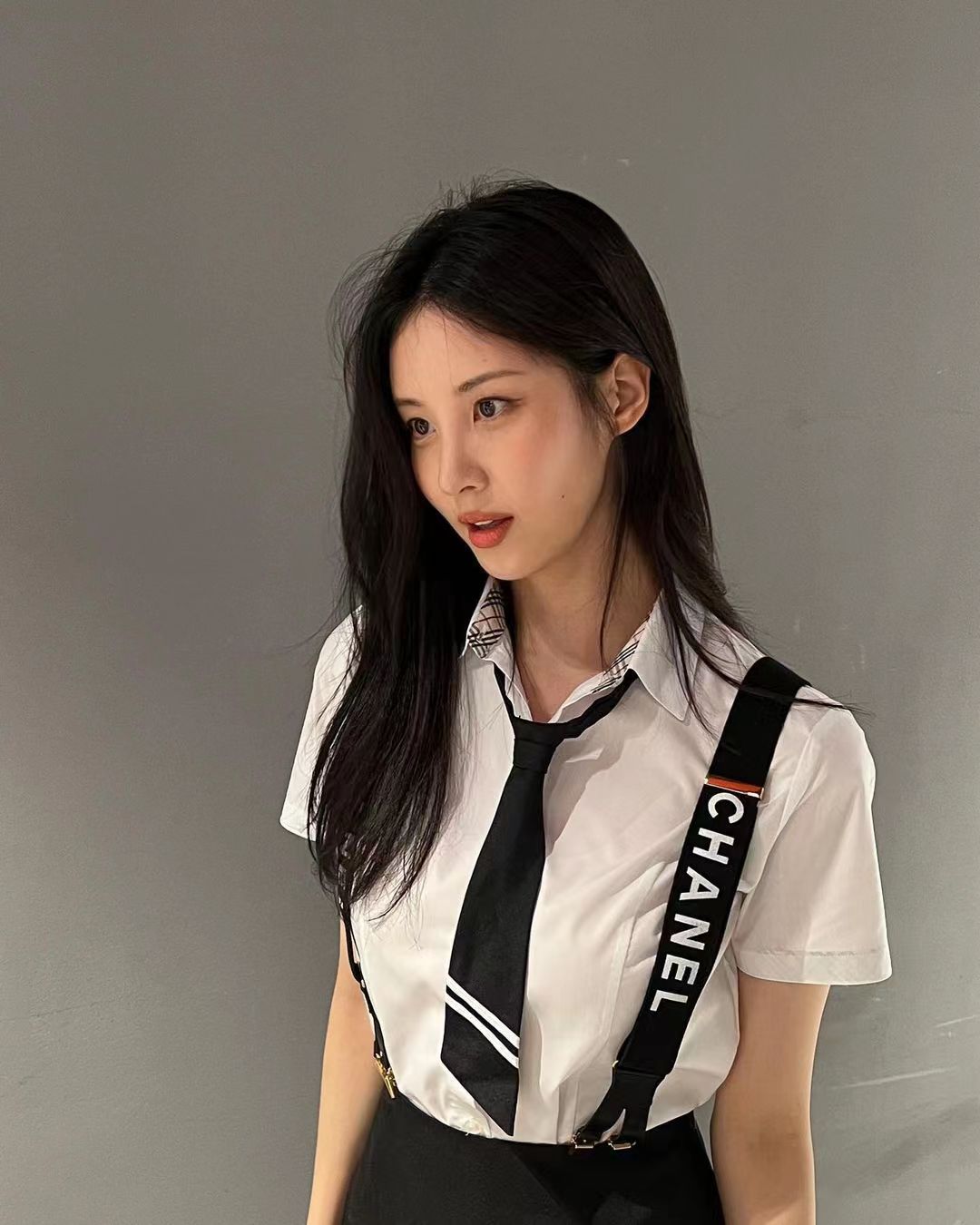 徐玄|少女时代忙内徐贤,31岁的清新校服造型,黑色长发彰显成熟魅力