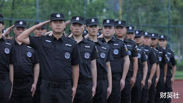 保安|保安每月工资2000元,为何极少有人辞职?保安队长:你想得太简单
