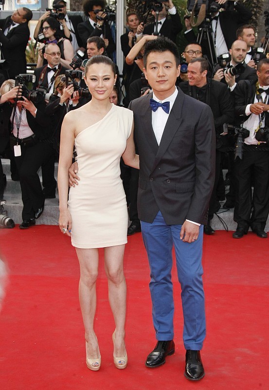 佟大为|佟大为的老婆身材真好，穿温柔的奶白色服装，优雅的气质很迷人