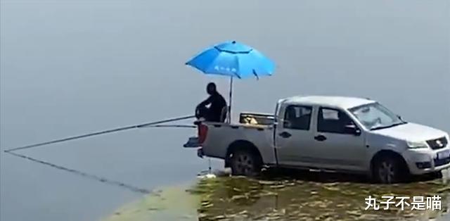 |湖北一男子火了，为钓鱼直接将皮卡开进水库，网友：钓鱼的天花板