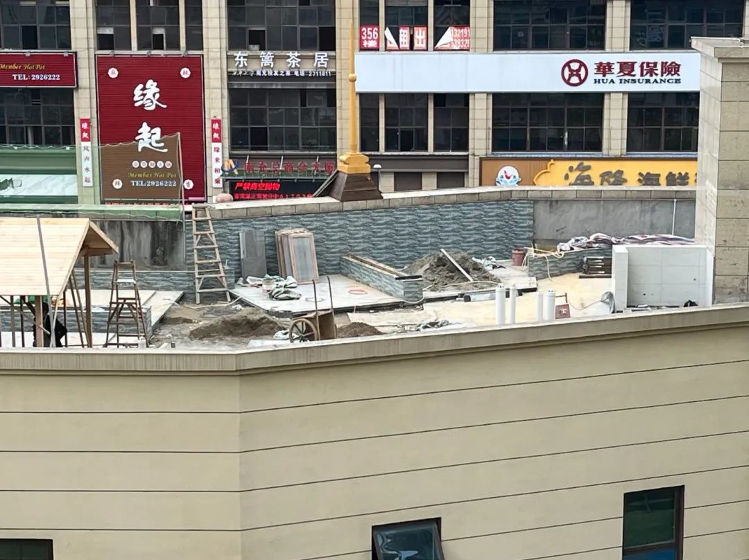 网友: 请查处南充锦华府小区15栋独栋商业三楼平台上的违法搭建建筑物