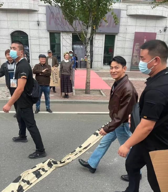 刘德华|刘德华身高只有一米四?路人拍出超奇怪比例,比旁边的保安更娇小