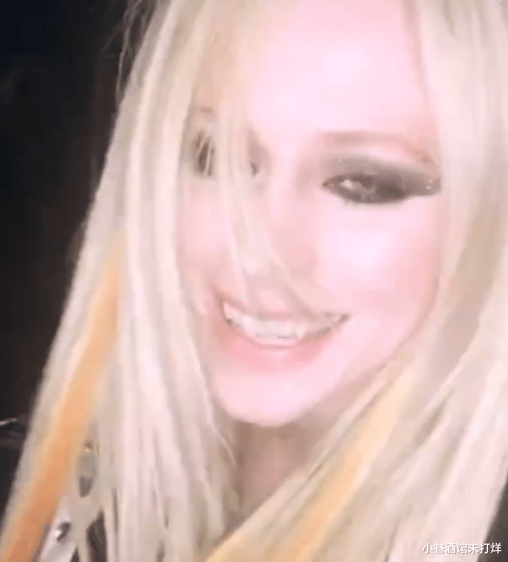 宋茜|37岁艾薇儿近况曝光!车上唱歌摇头晃脑,穿渔网衣踩座椅姿势豪迈