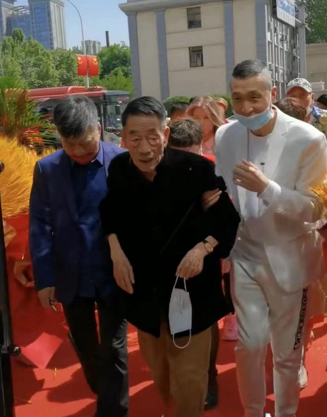 贾静雯|90岁杨少华近况堪忧！瘦骨嶙峋手臂似枯枝，说话吐词不清表情呆滞