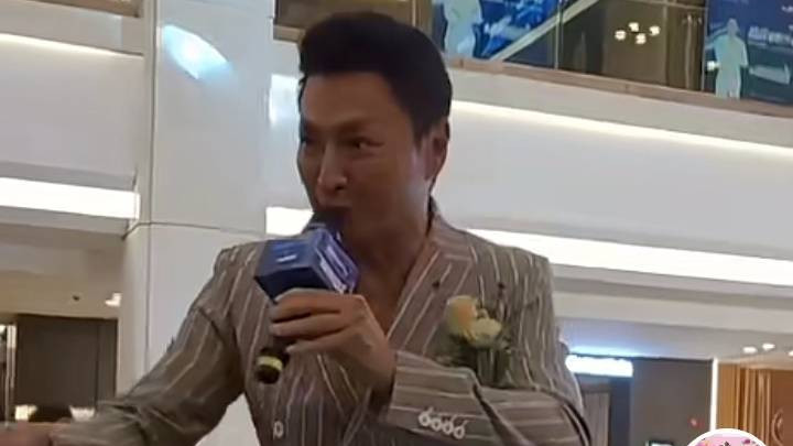 何家劲|何家劲近照曝光，粉丝镜头下依然那么年轻，可惜是单身