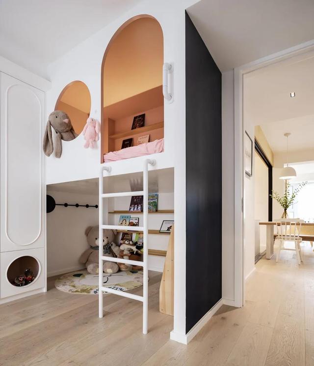 89㎡高颜值美宅,「书墙+地台」的设计很抢眼,轻松住下三代人!