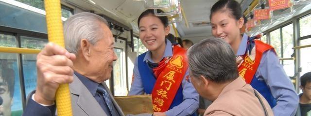 “现在年轻人,真没素质”,孕妇没让座被大妈斥骂,小孩霸气回怼