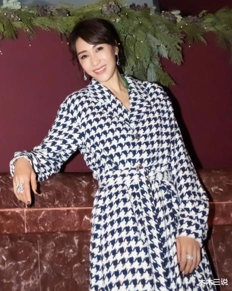 黎姿|50岁黎姿近照罕见曝光！戴鸽子蛋戒指走贵妇风，笑容甜美浅露梨涡