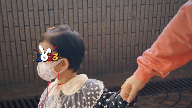 林峰|张馨月带娃逛街吃饭，2岁格格已高到妈妈大腿，继承林峯长腿基因