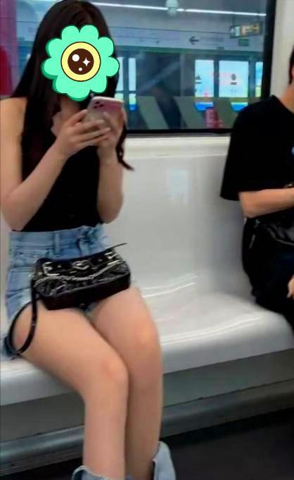 地铁上，女子裤腿掉在脚腕处，裤子分成两半，网友：无法接受
