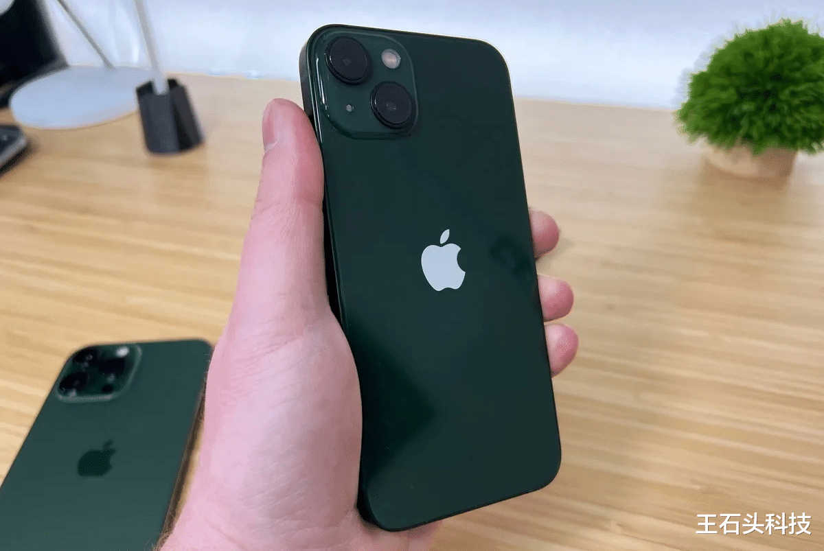 iPhone 13绿色版，被网友换成了“邮政标”，居然毫不违和！