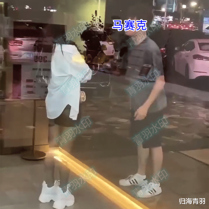 为什么要让我一个人过七夕?小伙在街头对女孩大喊,随后怒摔手机