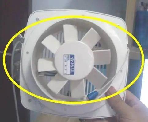 邻居装修在卫生间墙面上开洞,原来好处那么多,涨见识了!