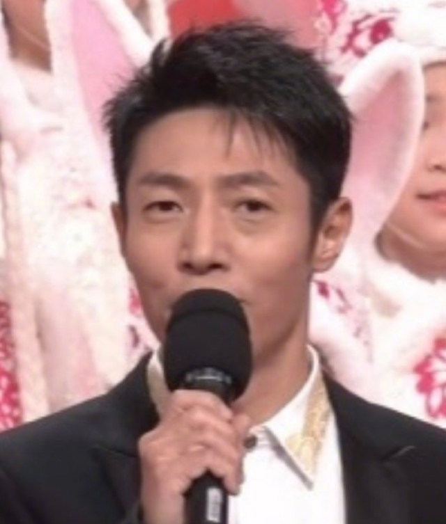 春晚|春晚事故合集：主持人假睫毛突兀，小撒发光眼，宋轶鞋不合脚！