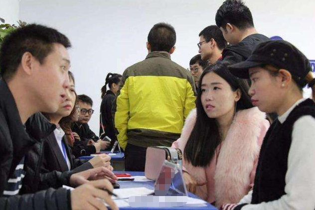 本科生|专科女生求职被拒，晒简历寻求支持，网友：换做是我也拒绝