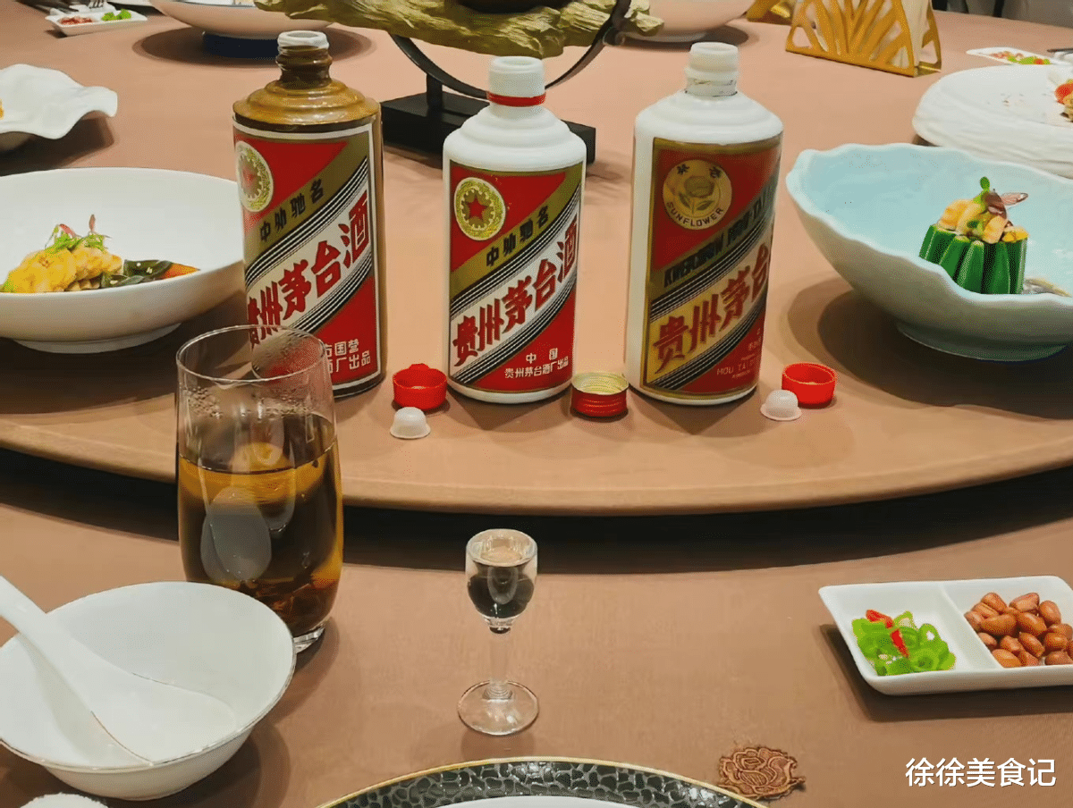 江苏58岁百亿富翁,一婚礼上随礼200,却喝了2瓶茅台,网友:抠门