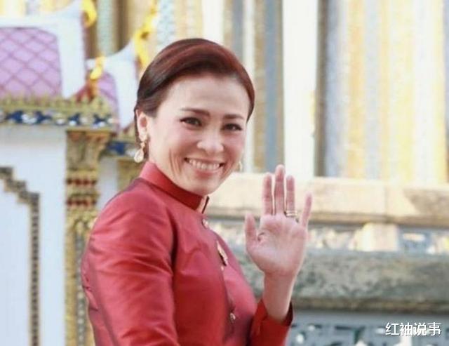 诗妮娜|37岁诗妮娜成功翻身，巨型复出海报高悬广场，王后结婚照被撤下