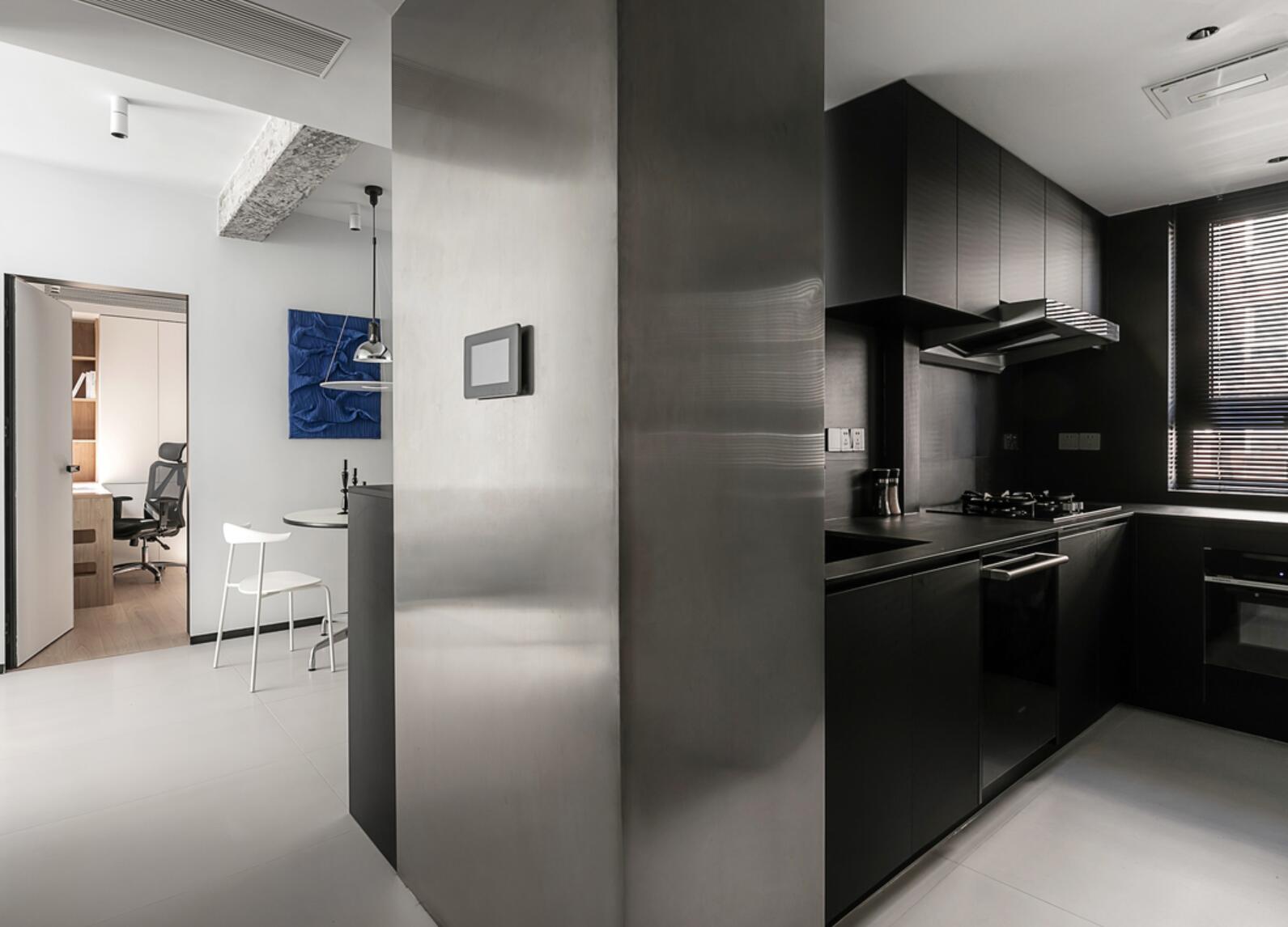 为追求现代简约，他将家里所有房间打通，完工后，高级感都藏不住