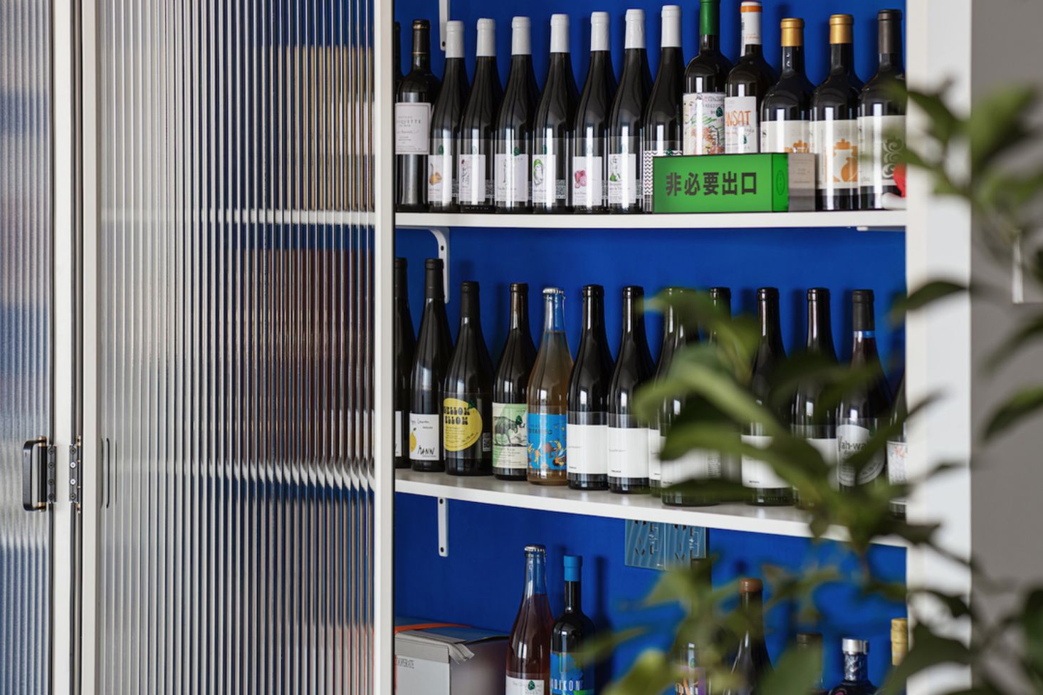 120㎡超大三居室，用克莱因蓝点缀，彰显独特时尚魅力