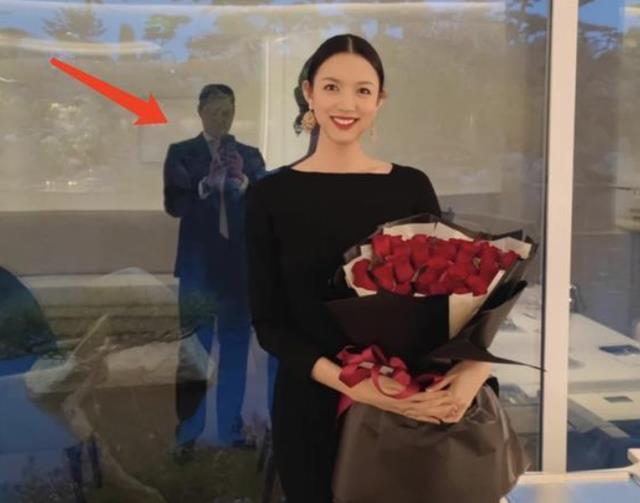 赵本山|张梓琳深夜晒出近照，和丈夫同框庆祝结婚12周年，两人谈话超可爱