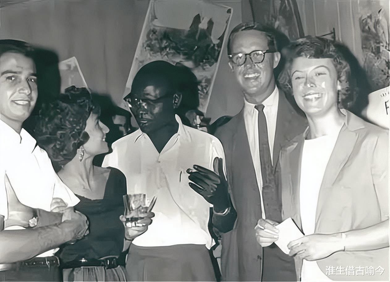 奥巴马|奥巴马苦命的母亲：18岁嫁黑人被弃，二段婚姻失败，53岁患癌去世