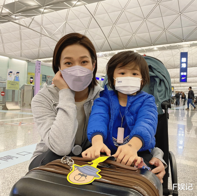 钟嘉欣|钟嘉欣晒和儿子在机场的温馨合影 母子俩回家与家人一起过春节