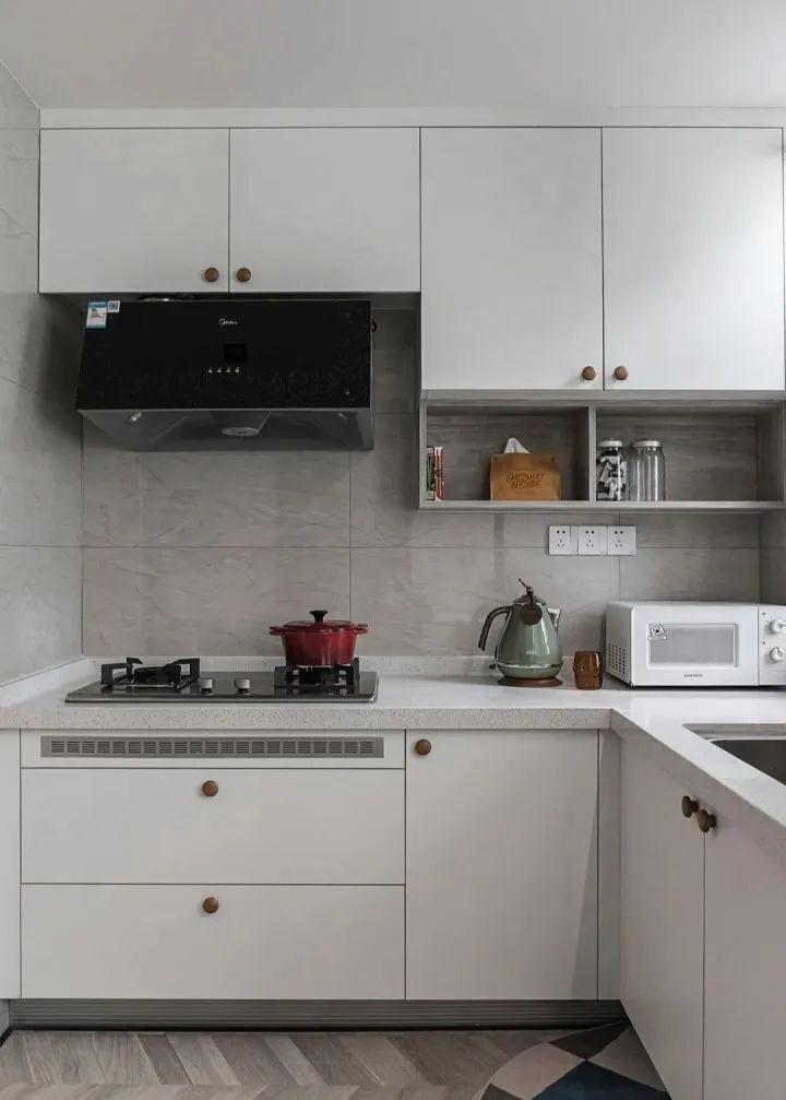 厨房收纳才不难，这些超好用的厨房收纳方法，大部分的家庭都能照搬