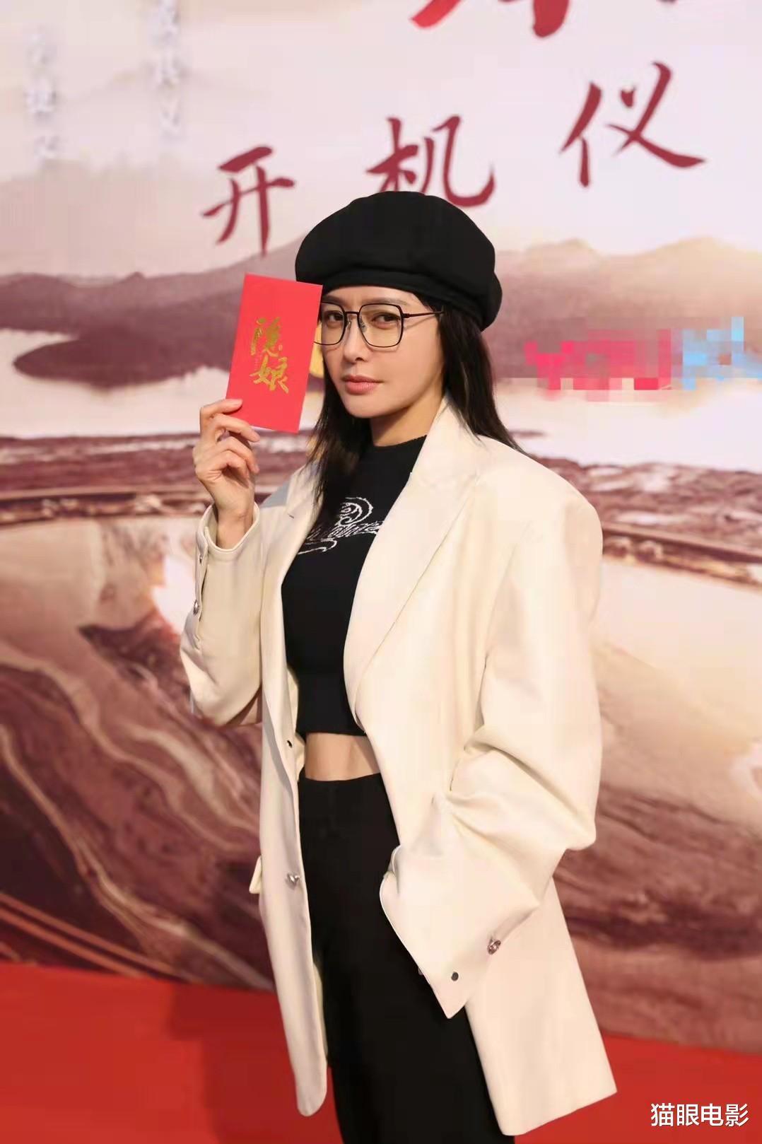 秦岚|42岁秦岚戴贝雷帽年轻10岁，穿外套露腰腹肌抢眼，怪不得能演刺客