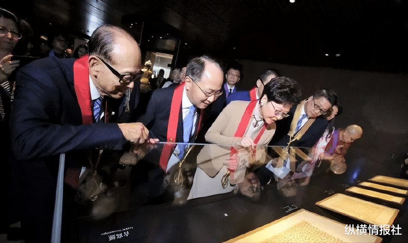 李嘉诚|快95岁的李嘉诚身体开始弯曲,头发也掉了不少,到寺庙为自己祈福