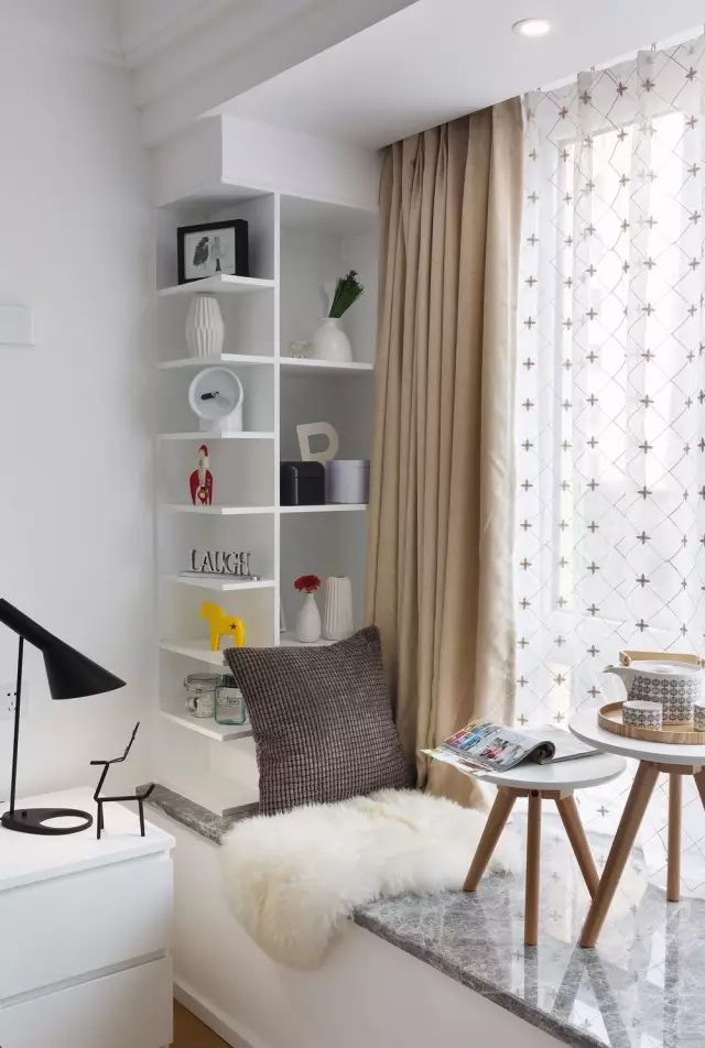 赖在飘窗里,看着窗外的美景,小户型也能惬意又悠闲