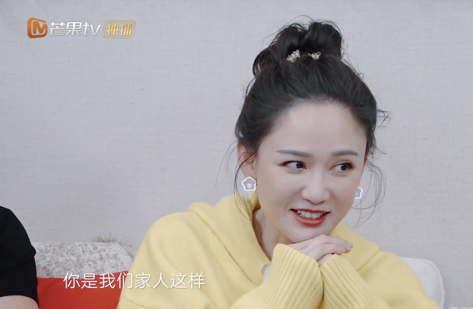 陈乔恩|43岁陈乔恩晒度假照，依偎着丈夫撒娇，二人喝酒怡情仍不着急备孕