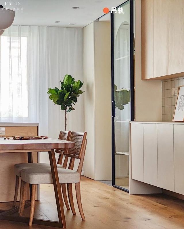 餐厅终于布置完毕,酒柜一门2用,亲戚朋友来参观,感觉倍有面子