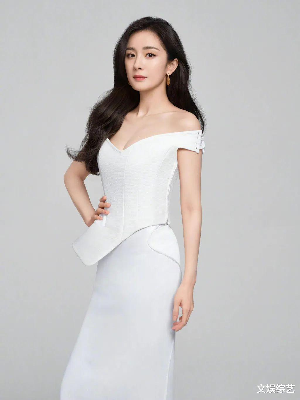 杨幂|杨幂身穿一袭白色露肩长裙,温婉尔雅的气质,尽显性感妩媚的身材