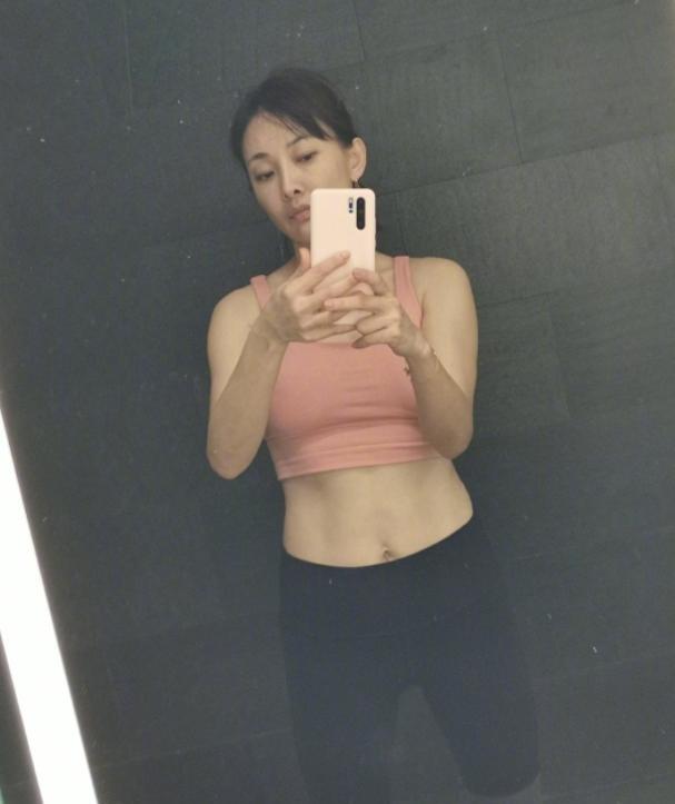 牛莉|50多岁的年纪18岁的身材！牛莉、闫妮、许晴等女星，做到了逆生长