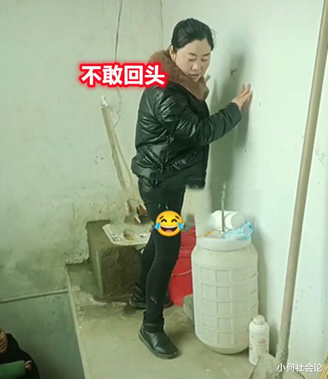 女子晒自家悬空厕所:建在房梁上,无遮挡无隐私,憋急了才敢去