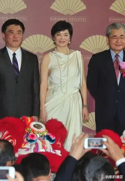 鸡蛋 林青霞越老越霸气，穿无袖连衣裙戴珍珠项链，短发有别样美