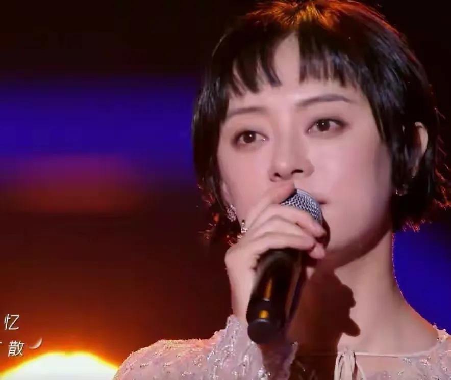 孙俪|39岁孙俪被生图出卖！穿鸾金色礼服献唱818晚会，胖一圈脸都肿了