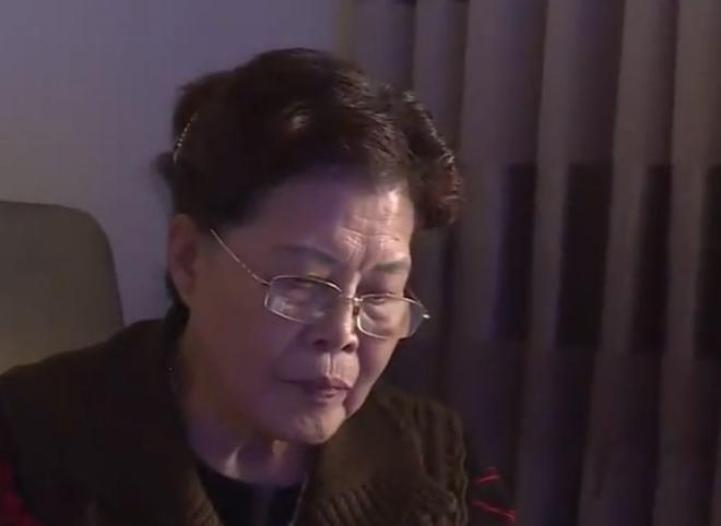 富商儿子2岁离奇失踪,32年后在山区找到,认亲会“跪食”父母恩