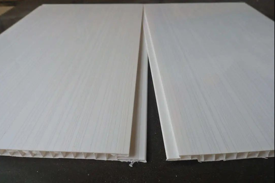 卫生间吊顶用什么材质？别听师傅瞎忽悠，铝扣板、石膏板都不差