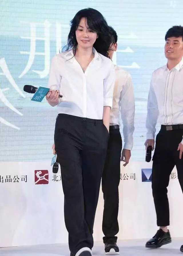 王菲|王菲白T恤+黑西裤,又酷又飒,只是有点像“卖保险人士”