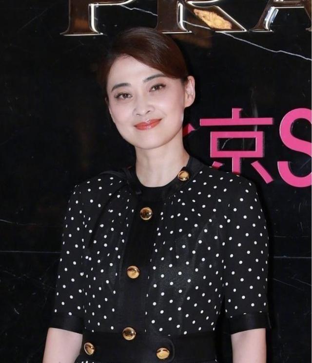 梅婷|47岁梅婷国外被偶遇，与男演员喝酒聊天，素颜出镜皮肤又白又嫩