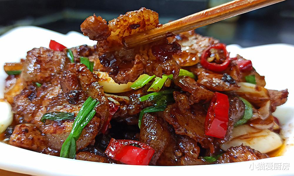 大蒜炒五花肉，很多人可能没吃过，那种浓浓的蒜香味道，特别味美