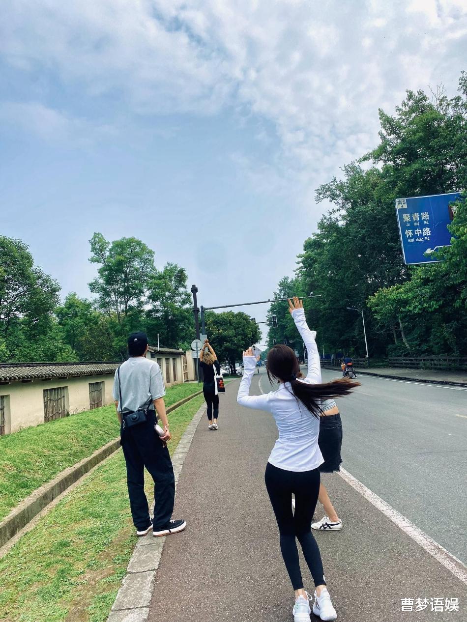 赵露思|赵露思晒与好友游玩照，玩碰碰车爬山心情大好，各种摆拍大秀A4腰