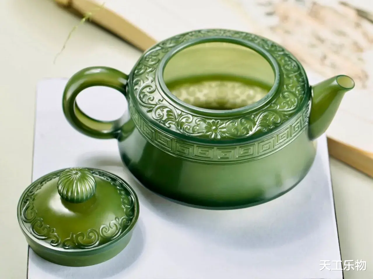 |古色古香的气韵之作！和田玉青玉缠枝纹薄胎井栏壶！