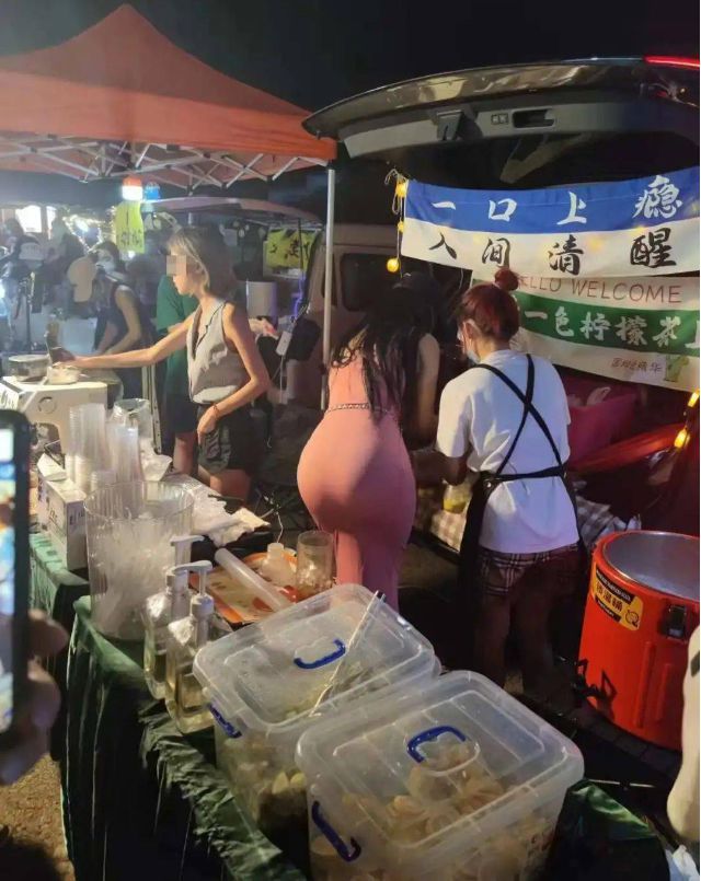广西“风骚老板娘”袒胸露臂被围拍！网友：太惹火忍不住...