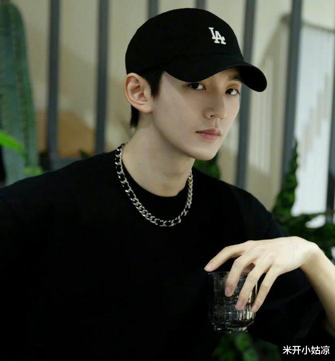 邓为|邓为机场路透视频曝光:助理叉腰呵斥粉丝,被指“小明星耍大牌”