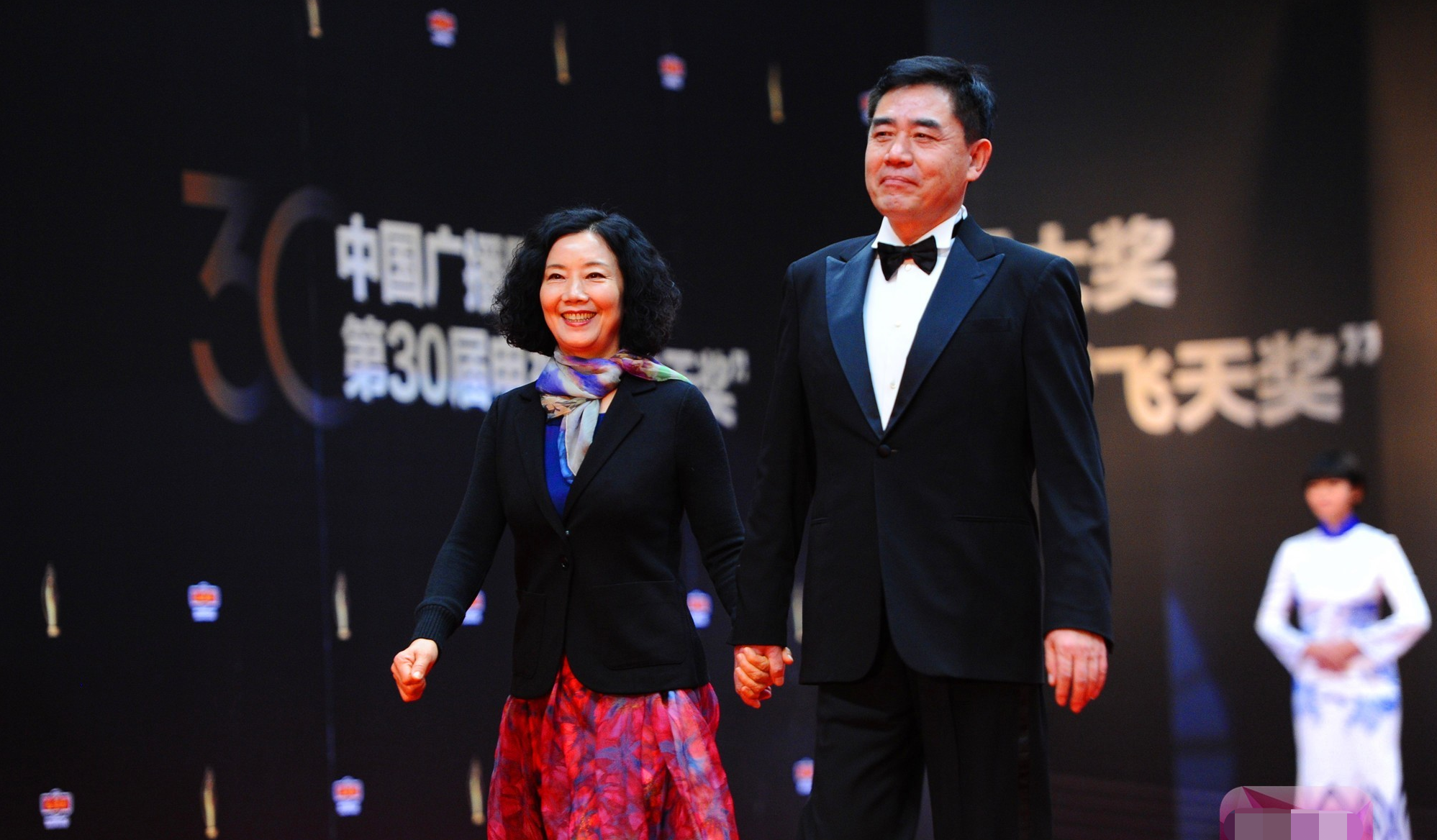 陈宝国|陈宝国一家四口温馨聚餐,儿媳首曝光高挑有气质,和儿子郎才女貌